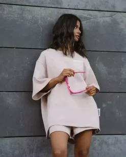 Jasnoróżowa bluza oversize z krótkim rękawem