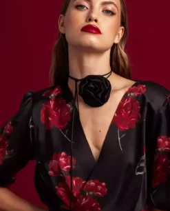 Jedwabny czarny chocker z różą