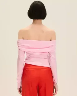 Jedwabny różowy top off-shoulder