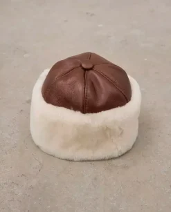 Karmelowa czapka z kożuchem