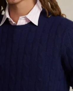 Kaszmirowy granatowy sweter o warkoczowym splocie