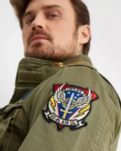 Kurtka militarna z naszywkami