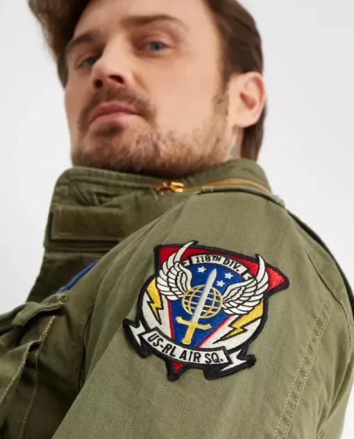 Kurtka militarna z naszywkami