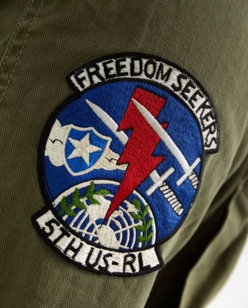 Kurtka militarna z naszywkami