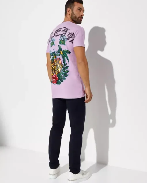 Liliowy t-shirt z kolorową grafiką