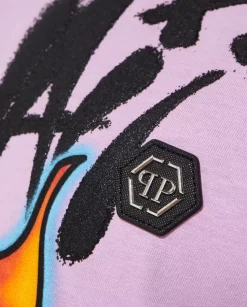 Liliowy t-shirt z kolorową grafiką