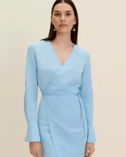 Mini sukienka o kopertowym kroju