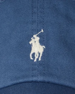 Niebieska czapka z daszkiem i haftowanym logo