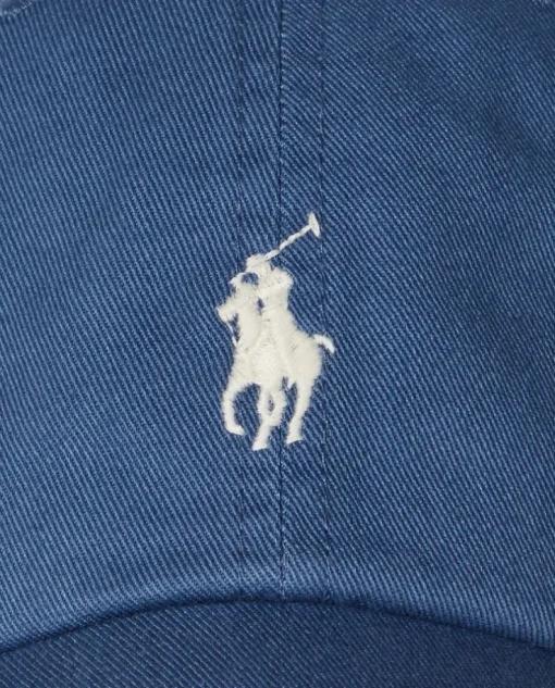 Niebieska czapka z daszkiem i haftowanym logo