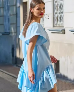 Niebieska sukienka z asymetryczną falbaną
