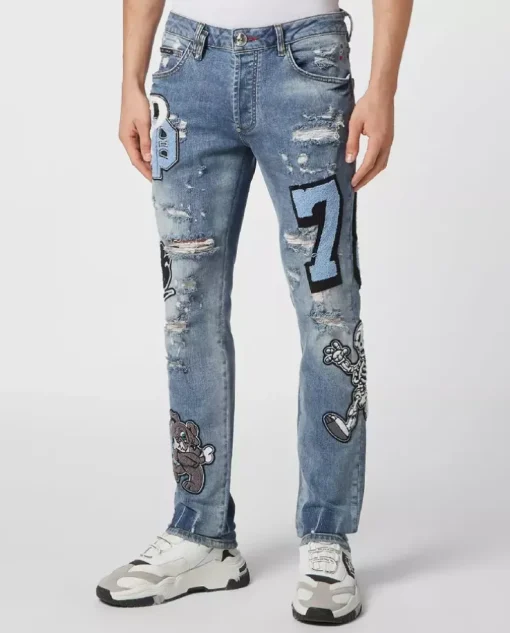 Niebieskie jeansy z naszywkami Super Straight