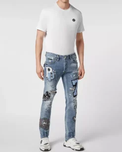 Niebieskie jeansy z naszywkami Super Straight
