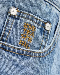 Niebieskie jeansy z niskim stanem