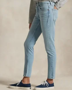 Niebieskie jeansy ze zwężanymi nogawkami