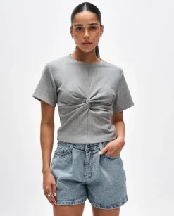 Niebieskie spodenki jeansowe