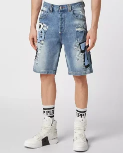 Niebieskie spodenki jeansowe z naszywkami