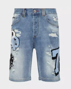 Niebieskie spodenki jeansowe z naszywkami
