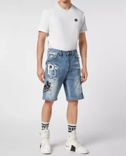 Niebieskie spodenki jeansowe z naszywkami
