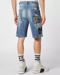 Niebieskie spodenki jeansowe z naszywkami