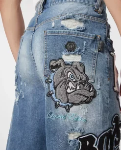 Niebieskie spodenki jeansowe z naszywkami