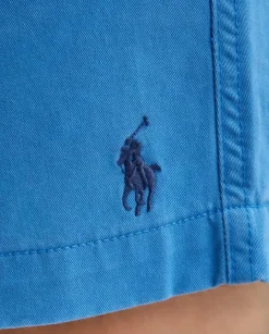 Niebieskie spodenki z haftowanym logo