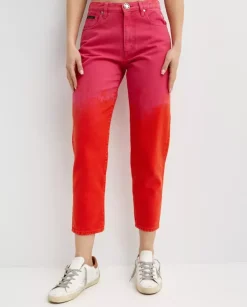Różowo-czerwone spodnie jeansowe Mom Fit