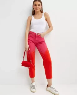 Różowo-czerwone spodnie jeansowe Mom Fit