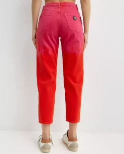 Różowo-czerwone spodnie jeansowe Mom Fit