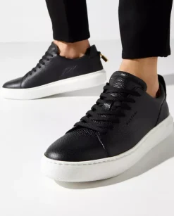 Skórzane sneakersy z kontrastową podeszwą i logo