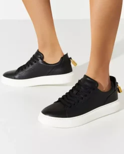 Skórzane sneakersy z kontrastową podeszwą i logo