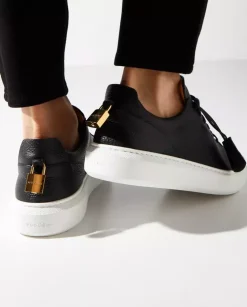 Skórzane sneakersy z kontrastową podeszwą i logo