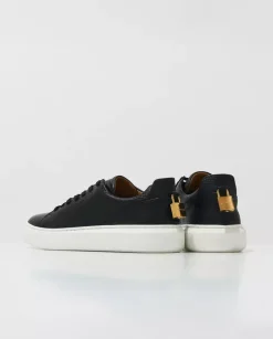 Skórzane sneakersy z kontrastową podeszwą i logo