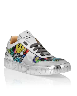Sneakersy z lustrzanym efektem