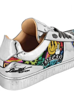 Sneakersy z lustrzanym efektem