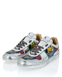 Sneakersy z lustrzanym efektem