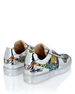 Sneakersy z lustrzanym efektem