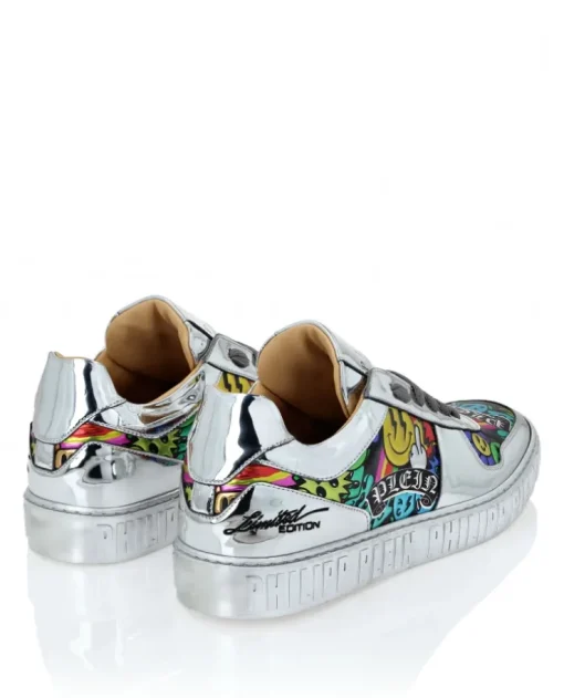 Sneakersy z lustrzanym efektem