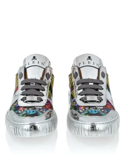 Sneakersy z lustrzanym efektem