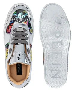Sneakersy z lustrzanym efektem