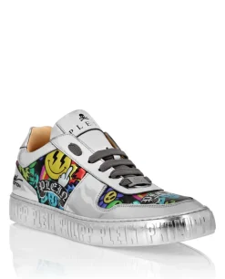 Sneakersy z lustrzanym efektem
