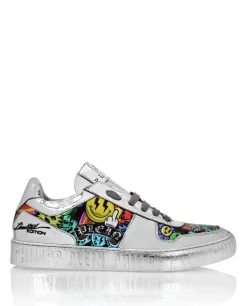 Sneakersy z lustrzanym efektem