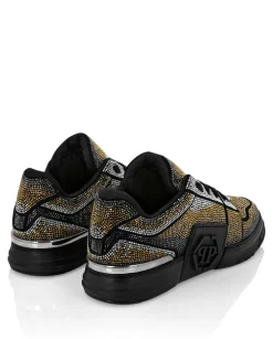 Sneakersy ze zdobieniem