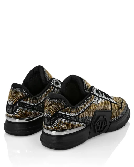 Sneakersy ze zdobieniem