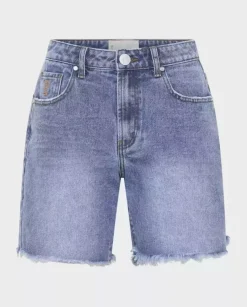 Spodenki jeansowe z postrzępionymi nogawkami