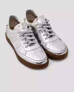 Srebrne sneakersy ze skóry