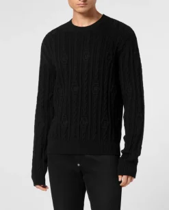Sweter o warkoczowym splocie