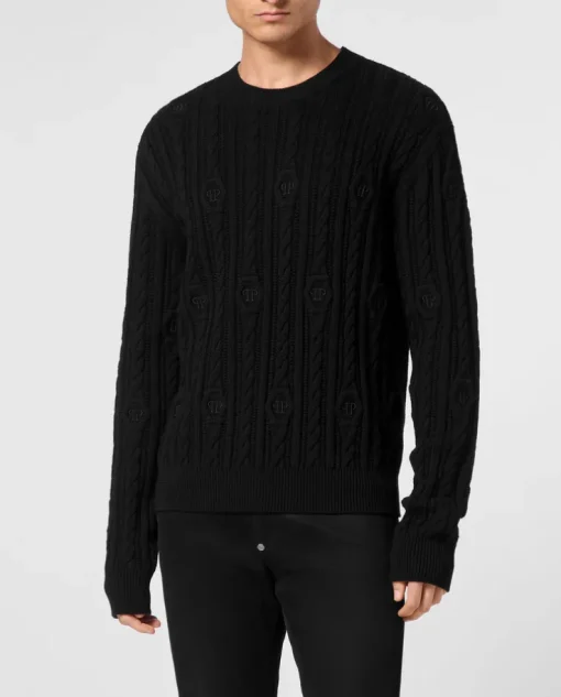 Sweter o warkoczowym splocie