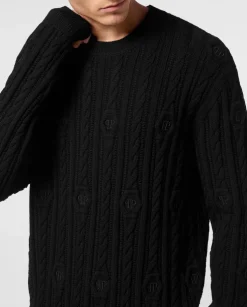Sweter o warkoczowym splocie