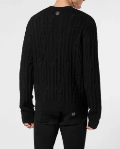 Sweter o warkoczowym splocie