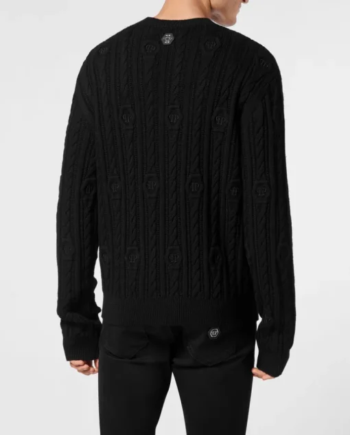 Sweter o warkoczowym splocie
